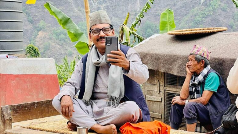 ‘माइतीघर’को सेटबाट माग्ने बुढाको ‘मुखिया’ लुक्स बाहिरियो