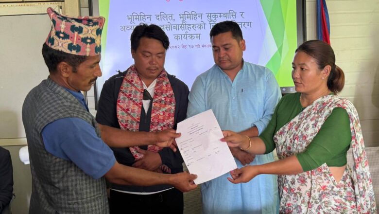 हलेसी तुवाचुङका भुमिहिन सुकुम्बासीलाई जग्गाको निस्सा वितरण सुरु