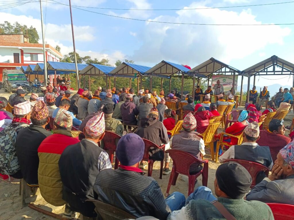 अजम्बरी साना किसान कृषि सहकारी संस्थाद्धारा २४ लाख ऋण लगानी