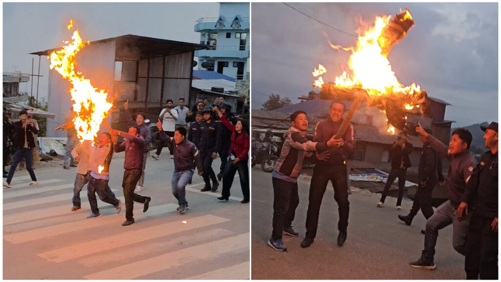 खोटाङमा विद्यार्थीले जलाए प्रधानमन्त्रीको पुत्ला