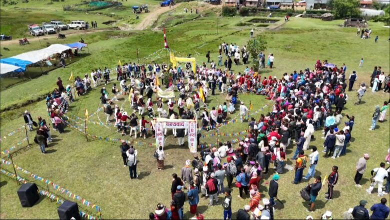 मन्दुम ट्रेलको प्रवेशद्धारमा साकेला शिली